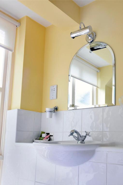 Chalk Lane Hotel Epsom Room photo